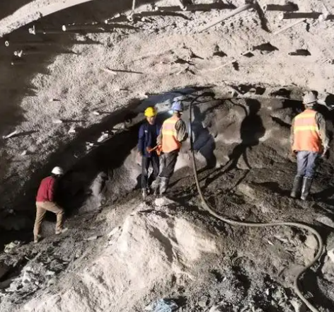 巫山隧道拱顶带模注浆料，微膨胀注浆料的特点及施工工艺